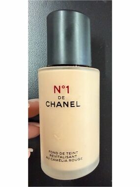 CHANEL Revitalizing Foundation in B20